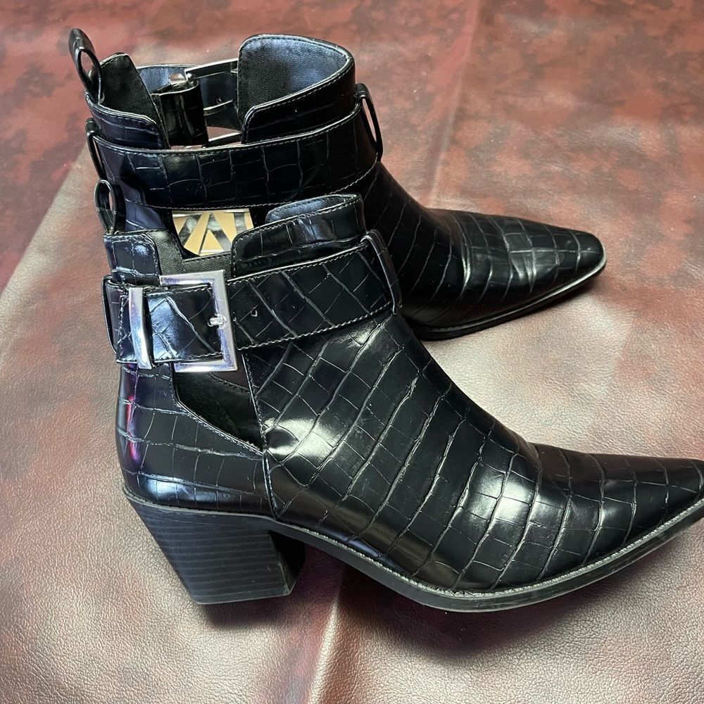 Zara black crocodile print boots booties with buckle & small heel size 39, US 8
